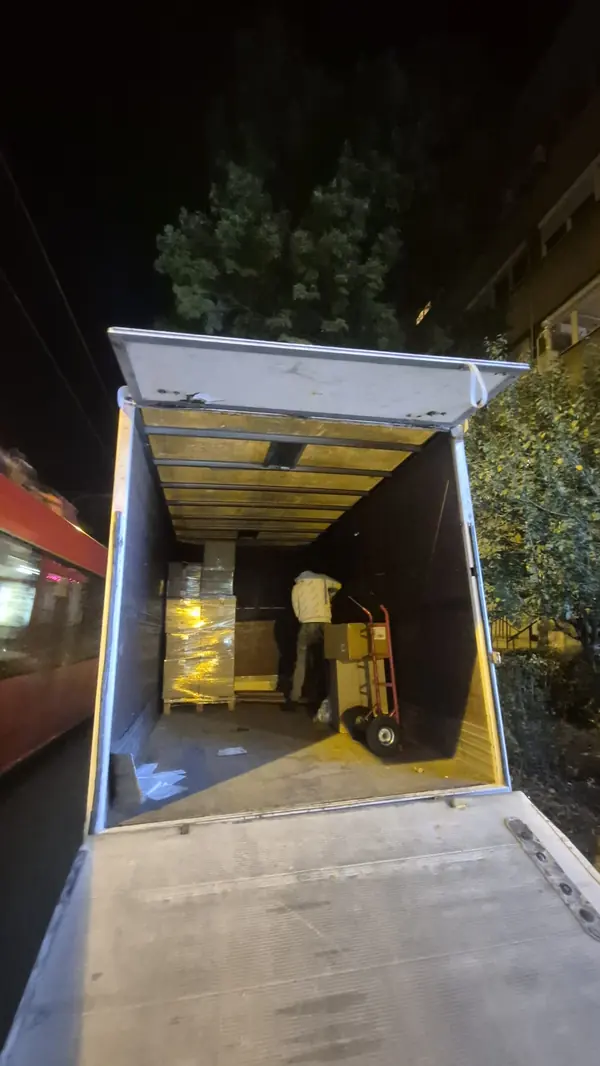 Selidbe Stari grad: noćni istovar, radnik u tovarnom prostoru sa kolicima i kutijom