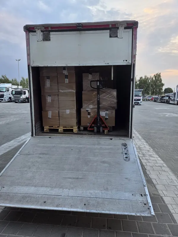 Vozilo sa rampom za transport robe, Zemun: spuštena rampa, palete sa kutijama i ručni paletar u tovarnom prostoru